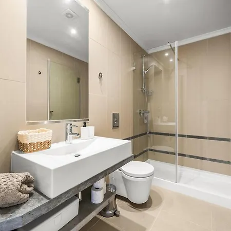 Relaxing Townhouse Near Da With Pool And Garden Oasis