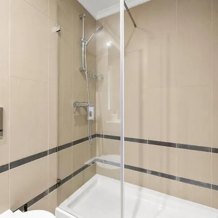 Relaxing Townhouse Near Da With Pool And Garden Oasis